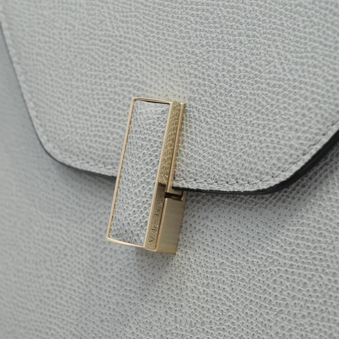 Valextra, the name of Italy's beloved horse, Iside is Val. One of extra's most iconic designs. There is no obvious logo, but the simple collective line design is very recognizable, full of architectural art, and shows a capable and intellectual style. It is made of imported palm-print lining cowhide, with up to five stitches of handwork, and the shiny oil edges test the skill of the craftsman. Large size: 26cm model 6627#